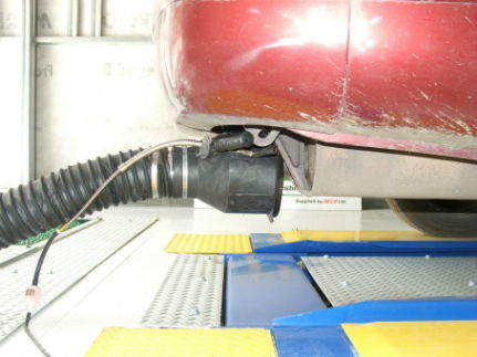 Extraction and petrol analyser connected to exhaust